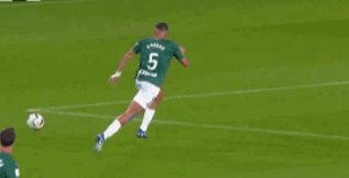 1699808853332084581.gif 【西甲】先18秒丢球,后莱万逆转,巴萨2-1阿拉维斯