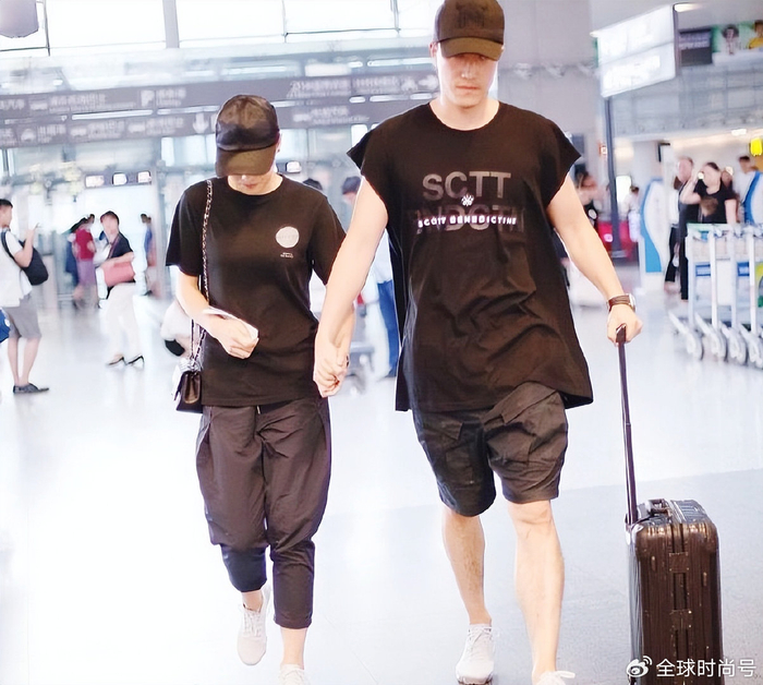 mk体育-身价7亿二婚娶师妹，刘翔爱旅游不创业不奢侈，女友是暗黑休闲风|吴莎|卡通|山河|卫衣|工装_新浪新闻