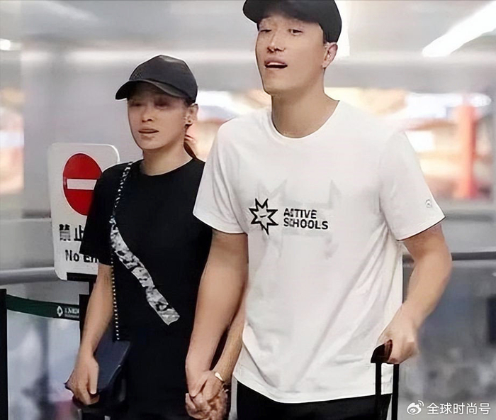 mk体育-身价7亿二婚娶师妹，刘翔爱旅游不创业不奢侈，女友是暗黑休闲风|吴莎|卡通|山河|卫衣|工装_新浪新闻