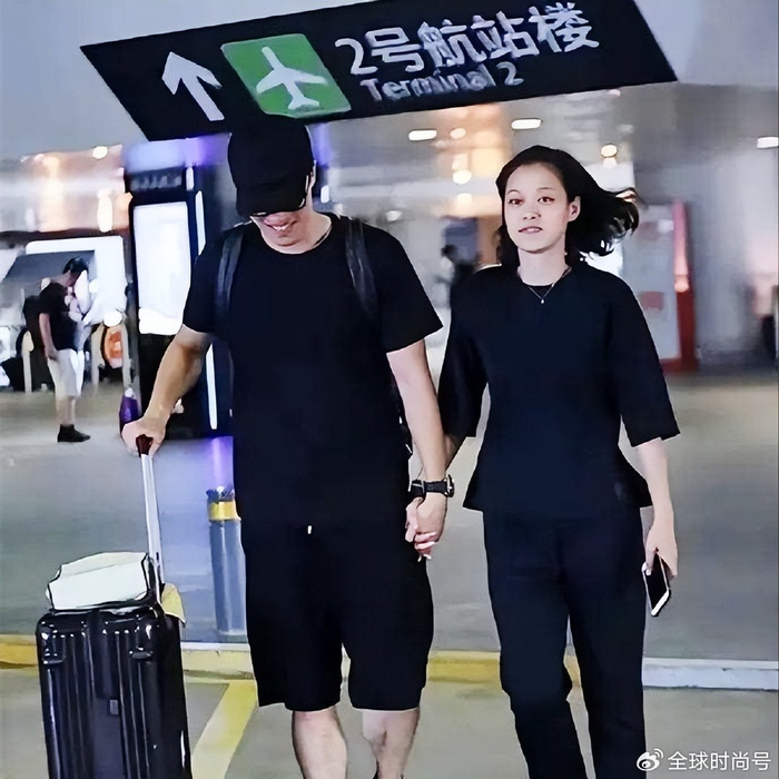 mk体育-身价7亿二婚娶师妹，刘翔爱旅游不创业不奢侈，女友是暗黑休闲风|吴莎|卡通|山河|卫衣|工装_新浪新闻