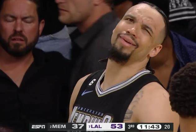 1682221786040030117.jpg mk体育入口-狄龙袭裆重击詹姆斯 领二级恶意遭驱逐却满脸冤枉