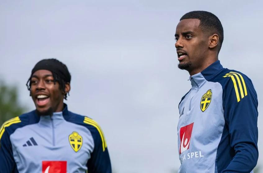 瑞典主帅：伊萨克没参加正常的季前赛，立刻让他首发风险太大